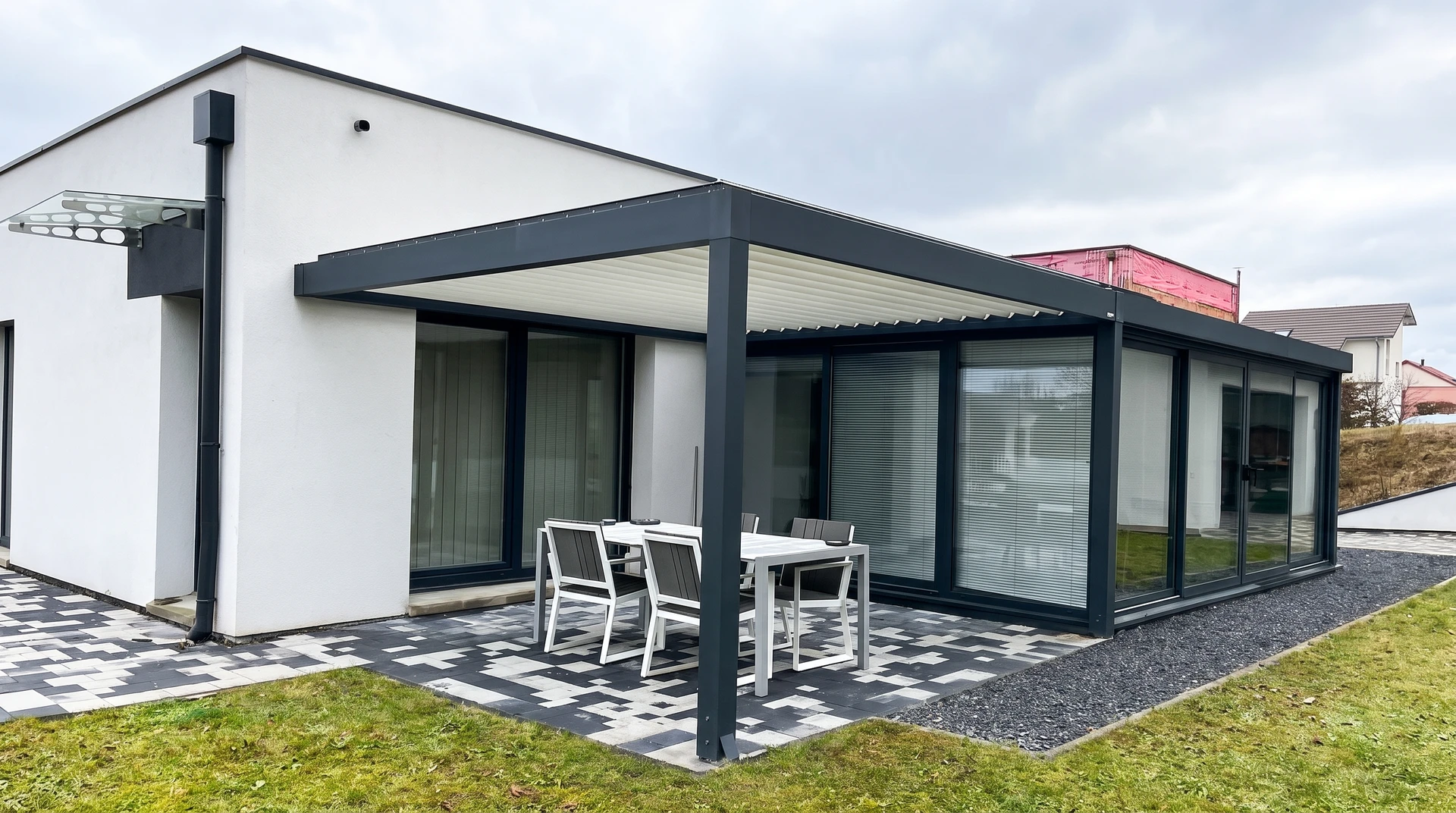 Terrasse couverte moderne attenante à une maison contemporaine à toit plat
